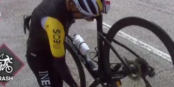 Egan Bernal sufrió una caída en la etapa 16 del Giro de Italia