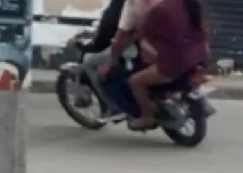 Recibió una llamada, salió de su casa y le dispararon