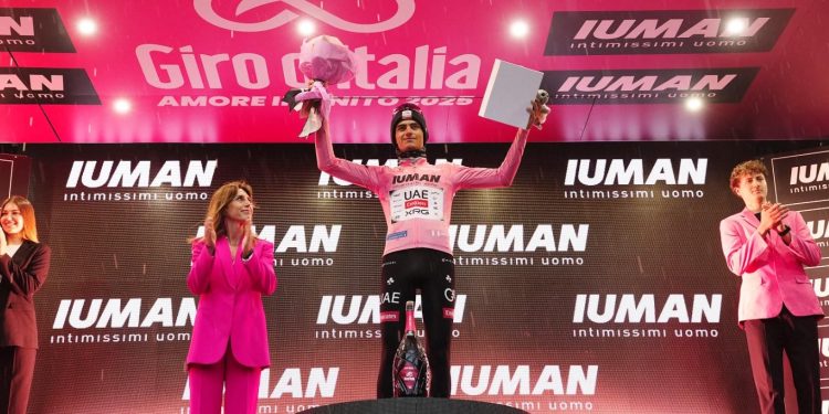 Isaac Del Toro resiste el liderato en el Giro