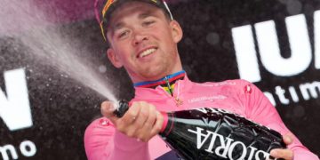 Pedersen consigue su tercera victoria en el Giro y se afianza como líder