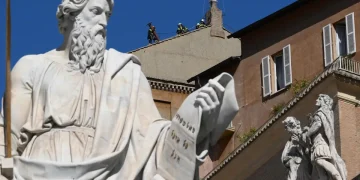 Se instala la chimenea en la Capilla Sixtina para el cónclave