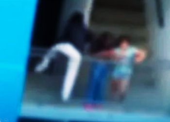 Niñas se cuelgan de un balcón en Medellín: video genera indignación y preocupación ciudadana
