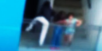 Niñas se cuelgan de un balcón en Medellín: video genera indignación y preocupación ciudadana