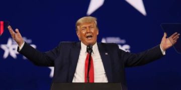 Trump ordena cortar fondos federales a cualquier ONG implicada en disturbios