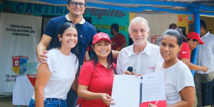 Gobernación del Atlántico entrega títulos de propiedad en Juan de Acosta