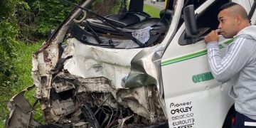 Choque entre microbús y tractocamión deja ocho heridos en la vía Oriental del Atlántico