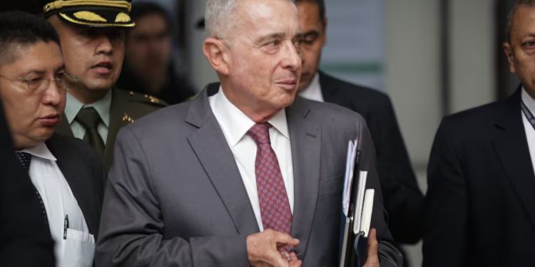 Contrastes en la justicia: suspenden procesos a criminales mientras avanza caso contra Uribe