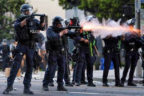 Denuncian detenciones violentas y redadas en vecindarios durante protestas en Los Ángeles