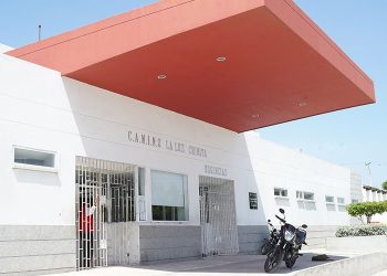 Cuando compartía con su familia frente a su casa, lo asesinan en intento de robo en el barrio Rebolo