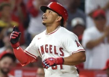 Gustavo Campero entra como relevo y responde con jonrón para los Angelinos