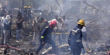 Encuentran con vida a un pasajero del vuelo de Air India tras trágico accidente