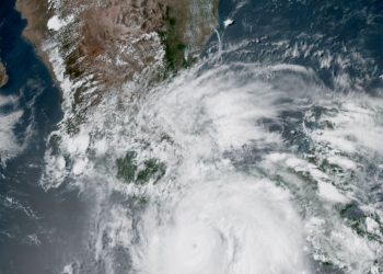 Huracán Erick deja un muerto y graves daños en el sur de México