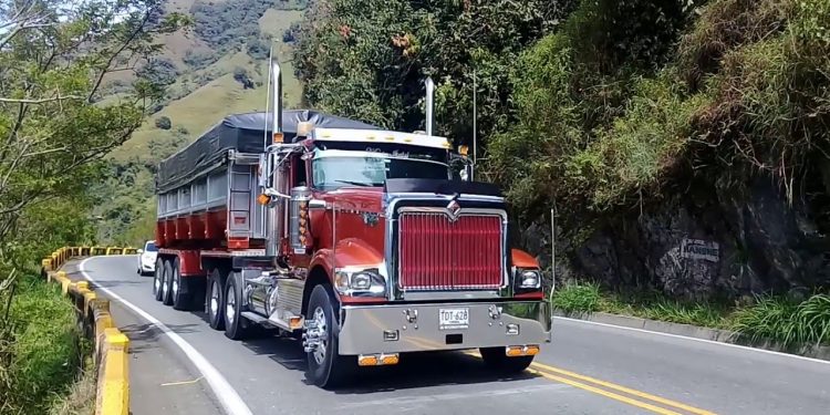 Camioneros denuncian incumplimiento del Gobierno tras eliminación de artículo clave en reforma laboral