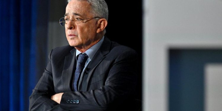 Juristas y exmagistrados advierten falta de pruebas contra Álvaro Uribe en juicio por manipulación de testigos