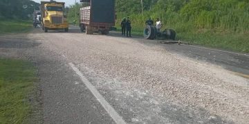Volcamiento de volqueta en el kilómetro 73 de la vía La Cordialidad: autoridades atienden la emergencia