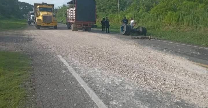 Volcamiento de volqueta en el kilómetro 73 de la vía La Cordialidad: autoridades atienden la emergencia