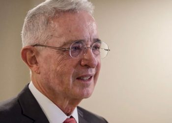 Uribe descarta ser fórmula vicepresidencial en 2026 y lanza dura crítica a la justicia
