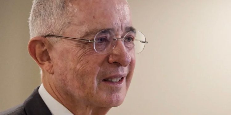 Uribe descarta ser fórmula vicepresidencial en 2026 y lanza dura crítica a la justicia