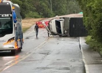Accidente entre dos furgones en la variante Aracataca–Fundación por presunto microsueño
