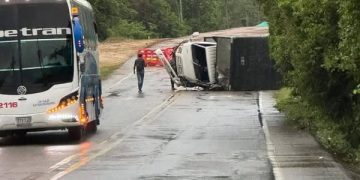 Accidente entre dos furgones en la variante Aracataca–Fundación por presunto microsueño