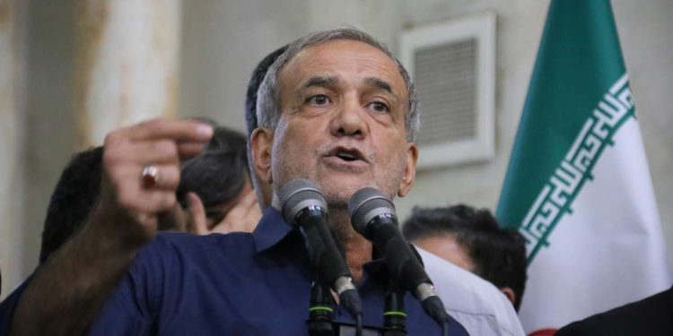 Presidente de Irán acusa a Israel de intentar asesinarlo durante reunión de altos mandos