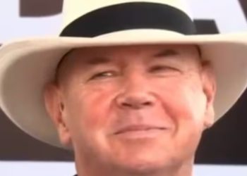 Gesto de John McNamara durante discurso de Petro se hace visible en transmisión oficial