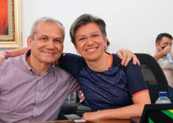 Polémica por condecoración a Carlos Ramón González revive tras orden de captura; piden revocarla