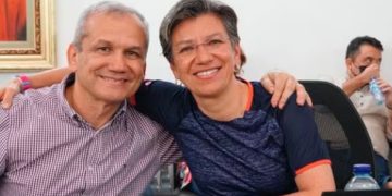 Polémica por condecoración a Carlos Ramón González revive tras orden de captura; piden revocarla