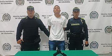 Policía captura a adulto y aprehende a menor por hurto a vehículo