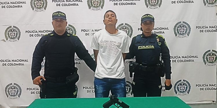 Policía captura a adulto y aprehende a menor por hurto a vehículo