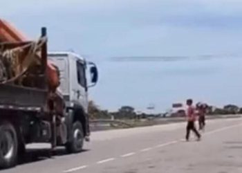Adolescente muere arrollado por tractomula mientras jugaba a esquivar vehículos en vía del Cesar