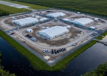 Trump inaugura ‘Alligator Alcatraz’, centro de detención de migrantes en los Everglades