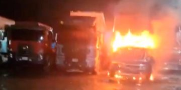 Terror en la vía a Buenaventura: seis tractomulas incineradas y un conductor herido en la madrugada