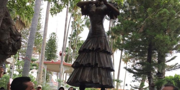 Quieren tumbar la estatua de Florinda Meza en su pueblo tras quedar “mal parada” por serie de Chespirito