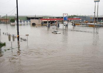 Sube a 25 el número de muertos por inundaciones en Texas; hay decenas de desaparecidos