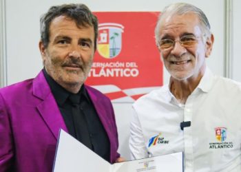 Gobernador Eduardo Verano entrega distinción al economista español Xavier Sala-i-Martín en el marco del Foro de la OCDE en Barranquilla