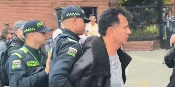 Tensión en Paloquemao durante juicio a Álvaro Uribe: detienen a manifestante por presunta agresión