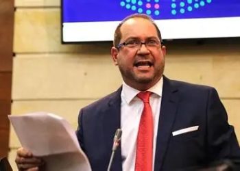 Primer enfrentamiento entre Petro y presidente del Senado por condena a Uribe