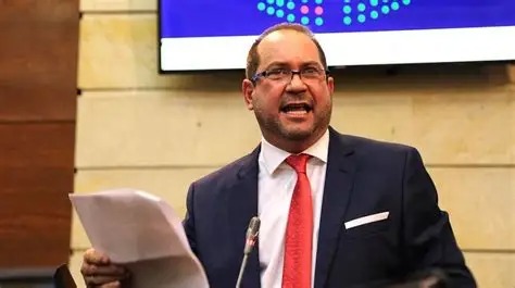 Primer enfrentamiento entre Petro y presidente del Senado por condena a Uribe