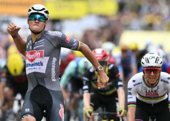 Van der Poel conquista la segunda etapa del Tour y se viste de líder