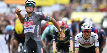 Van der Poel conquista la segunda etapa del Tour y se viste de líder