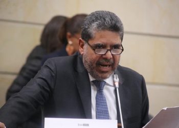 Contralor desmiente a Petro sobre deuda de las EPS: “No puedo sustentar que sean $100 billones”