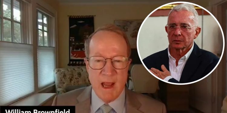 Exembajador de EE. UU. elogia a Uribe: “Ha sido el mejor presidente que he conocido”