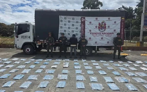 En el Cauca, Ejército y Policía incautan más de una tonelada de marihuana tipo exportación camuflada en tubos