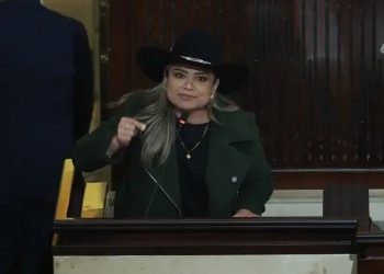 Lina Garrido enciende el Congreso: “Aquí huele a azufre”, dice a Petro