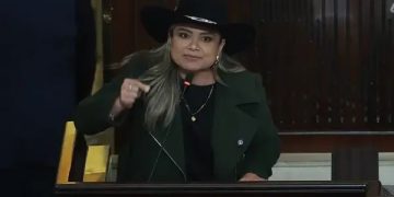 Lina Garrido enciende el Congreso: “Aquí huele a azufre”, dice a Petro