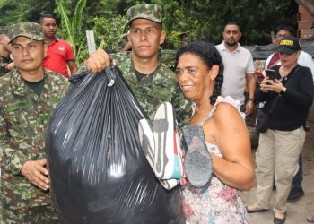 Ejército Nacional se solidariza con familias afectadas por incendio en el barrio Villate de Barranquilla