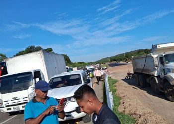 Comunidad de Los Venados bloquea vía Bosconia–Valledupar exigiendo su derecho más básico