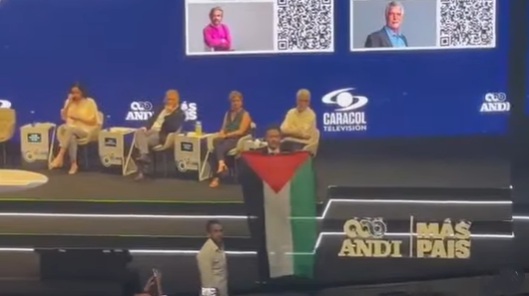 Polémica en el Congreso Empresarial: Daniel Quintero irrumpe con bandera de Palestina