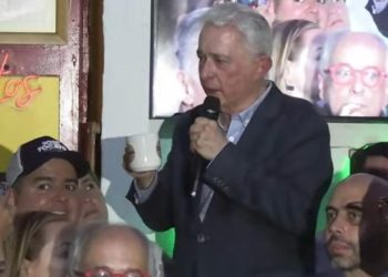 Uribe reaparece en público: promete “rescatar la libertad” y asegura victoria de la derecha en 2026